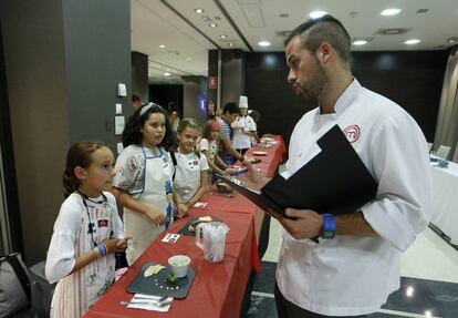 Algunos de los aspirantes a participar en la quinta edición de 'MasterChef Junior' que se presentaron a las pruebas en Madrid.