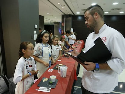 Algunos de los aspirantes a participar en la quinta edición de 'MasterChef Junior' que se presentaron a las pruebas en Madrid.