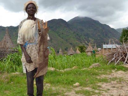 Rabassa Lirdou, miembro del Comité de vigilancia de Ndrock, listo para patrullar la frontera de Camerún con Nigeria.