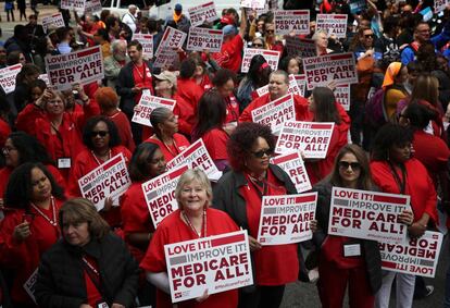 Manifestantes en favor del Medicare.