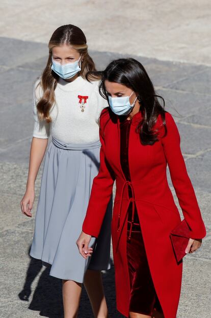 La princesa Leonor con el Toisón junto a la Reina.