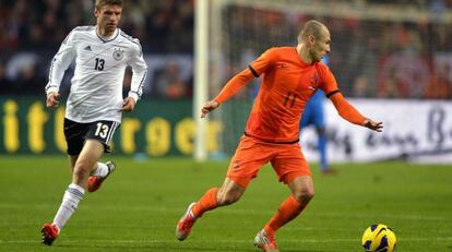 Robben controla el balón en el amistoso Holanda - Alemania.