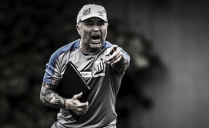 Sampaoli comanda um treinamento da equipe santista.