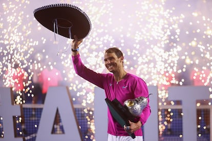 Rafa Nadal levanta el sombrero de mariachi y el trofeo de Acapulco, este sábado.