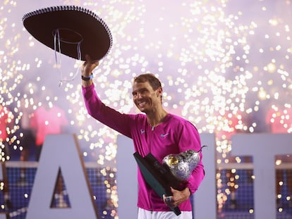 Rafa Nadal levanta el sombrero de mariachi y el trofeo de Acapulco, este sábado.