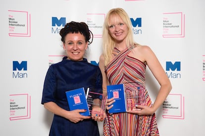 La escritora polaca Olga Tokarczuk (izquierda) con la traductora Jennifer Croft, después de ganar el premio Man Booker International de 2018 por su libro 'Flights', en Londres, en mayo de ese año.