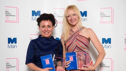 La escritora polaca Olga Tokarczuk (izquierda) con la traductora Jennifer Croft, después de ganar el premio Man Booker International de 2018 por su libro 'Flights', en Londres, en mayo de ese año.