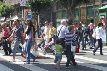 Imagen de una zona de la Gran Vía de Bilbao, muy concurrida en la mañana de ayer.