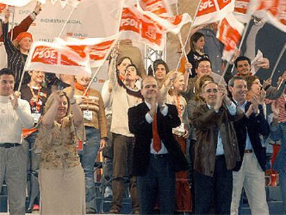 Manuel Chaves y Javier Torres Vela (en el centro) aplauden al final del mitin en Armilla.