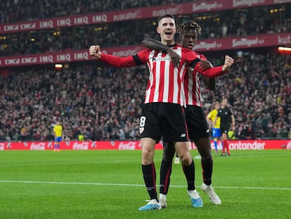 Oihan Sancet, con Nico Williams, celebra su gol en el partido entre el Athletic y el Cádiz, en San Mames el 3 de febrero.