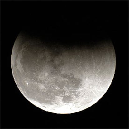 Una de las fases del eclipse, fotografiada desde Florida (EE UU).