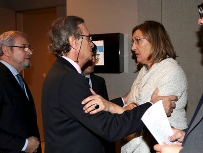 Momento en el que el nuevo decano del ICAM, José María Alonso, se interesa por el estado de Sonia Gumpert tras la presunta agresión.