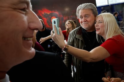 “Trump es el verdadero presidente de Estados Unidos. Joe Biden es un impostor. Y no es que yo lo diga. No hay más que mirar al Partido Comunista Chino, a la KGB en Moscú o los ayatolás en Persia: nadie trata a Biden con respeto porque entienden que no tiene legitimidad”, recalcó Steve Bannon, uno de los platos fuertes de esta edición de la CPAC. En la imagen, una mujer se fotografía con él durante el segundo día de actividades de la conferencia.