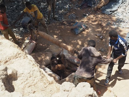 Minero saliendo del pozo de una mina artesanal de oro en Nongsin (Burkina Faso). 