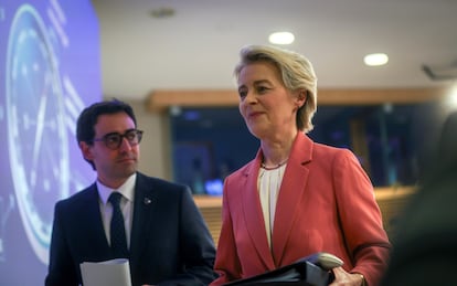 El vicepresidente de la Comisin Europea, Stphane Sjourn, y la presidenta, Ursula von der Leyen.