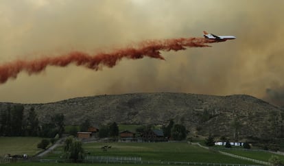 Un avión lucha contra un incendio forestal en Twisp, en el estado de Washington (EE UU). Tres bomberos han fallecido y otros cuatro resultaron heridos mientras trataban de sofocar el incendio.