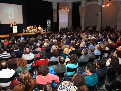 La plataforma ciudadana convoc&oacute; a centenares de personas ayer en el C&iacute;rculo de Bellas Artes. 