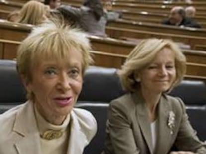 El presidente del Gobierno, José Luis Rodríguez Zapatero, y las vicepresidentas primera, María Teresa Fernández de la Vega (c) y segunda, Elena Salgado, durante el Pleno del Congreso que continúa hoy con el debate de totalidad del proyecto de ley de los Presupuestos Generales del Estado para 2010