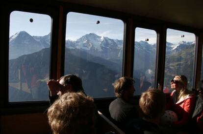 Ascenso panorámico a Schynige Platte a bordo del tren panorámico más antiguo de Suiza