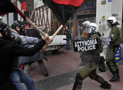 Manifestantes se enfrentan con efectivos policiales en el tercer día de disturbios en Grecia
