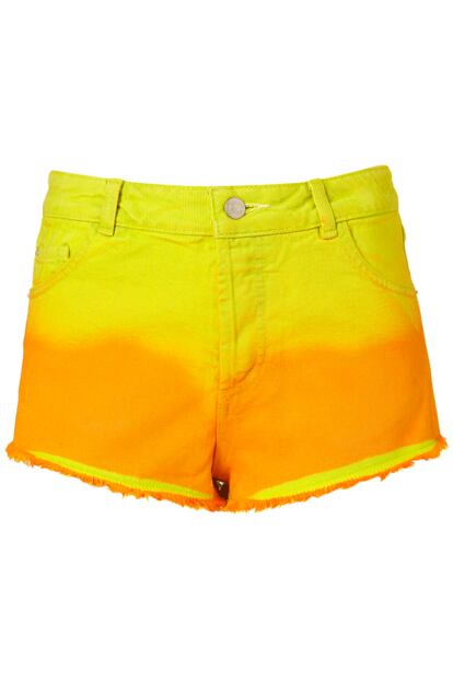 La firma inglesa Topshop se apunta a la moda tropical surf con este short amarillo y naranja. (13 euros)

	Por María Romero.