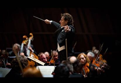 El director de orquesta Gustavo Gimeno dirige a la Filarmónica de Luxemburgo.