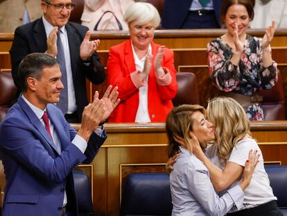 El presidente del Gobierno, Pedro Sánchez, junto a la ministra de Transportes, Movilidad y Agenda Urbana, Raquel Sánchez, y la vicepresidenta segunda y  ministra de Trabajo y Economía Social, Yolanda Díaz, se felicitan tras la aprobación del proyecto de Ley por el Derecho a la Vivienda.