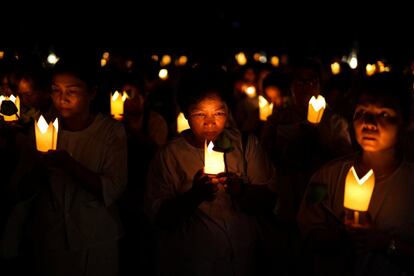 Rezos durante el Día de Vesak, una celebración anual del nacimiento, la iluminación y la muerte de Buda, en un templo en la provincia de Chonburi (Tailandia).
