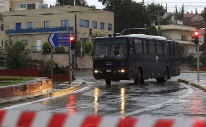 La polic&iacute;a acordona la zona de la Embajada israel&iacute; en Atenas.