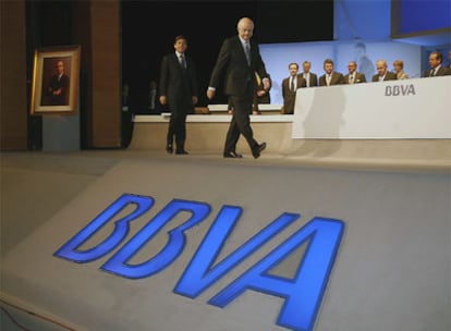 Francisco González, seguido de José Ignacio Goirigolzarri, en la junta del BBVA, ayer en Bilbao.