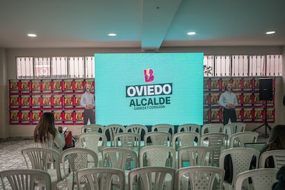 La sede de campaña de Juan Daniel Oviedo antes de conocerse los resultados de la elección.