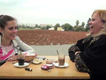 María León y Carmina Barrios, respectivamente hermana y madre de Paco León, en un momento de la película 'Carmina o revienta'.
