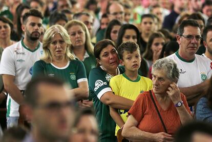 Seguidores del Chapecoense asisten a una misa en recuerdo al equipo en la catedral San Antonio de Chapecó (Brasil).