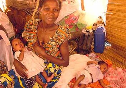 Françoise se dispone a amamantar a uno de sus gemelos en el campamento de desplazados de Bunia.