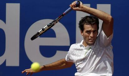 Albert Ramos devuelve la pelota durante el partido contra el tenista ruso Davydenko, en la segunda jornada del Barcelona Open Banc Sabadell.