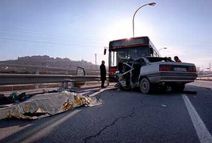 El cadáver del conductor del turismo siniestrado, en la calle de Embajadores sobre la M-30, lugar del accidente.