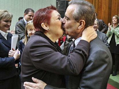 Celestino Corbacho recibe la felicitación de su esposa por el nombramiento como ministro de Trabajo.