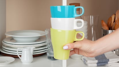 Gana espacio en los muebles de tu cocina con estos apiladores de tazas. GETTY IMAGES.