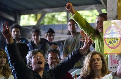 Militantes contra la construcci&oacute;n del aeropuerto de Notre Dame des Landes tras escuchar el resultado del refer&eacute;ndum del pasado 26 de junio.