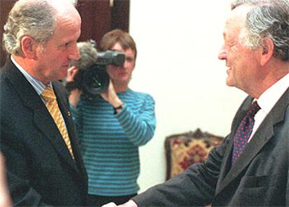 El presidente del Parlamento vasco, Juan María Atutxa, con Theo van Boven, a la derecha, en Vitoria.