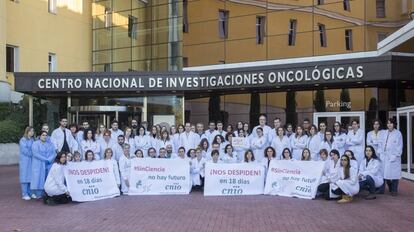 Trabajadores del CNIO (Centro Nacional de Investigaciones Oncologicas) durante una protesta el pasado mes contra los recortes y los despidos.