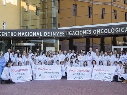 Trabajadores del CNIO (Centro Nacional de Investigaciones Oncologicas) durante una protesta el pasado mes contra los recortes y los despidos.
