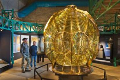 Lámparas expuestas en el museo del faro de Creac'h, uno de los más potentes del mundo, en la costa atlántica francesa.