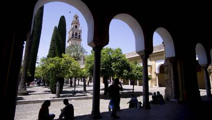 Galerías porticadas del Patio de los Naranjos de la Mezquita-Catedral de Córdoba. 