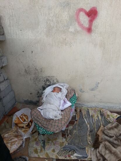 Un bebé sirio recién nacido duerme sobre una cuna improvisada dentro de una casa en ruinas del casco antiguo de Gaziantep. Esta ciudad fronteriza de Turquía ha acogido a un 25% de todos los refugiados que han huido de Siria. La familia de este niño salió de Alepo cuando él tenía cuatro días de vida.