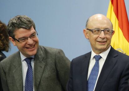 Los ministros de Energía, Álvaro Nadal, y el de Hacienda, Cristóbal   Montoro