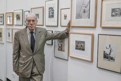 El artista Eduardo Arroyo, en el Museo Lázaro Galdiano, de Madrid, en 2017, en una exposición con su colección de fotografías.