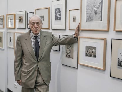 El artista Eduardo Arroyo, en el Museo Lázaro Galdiano, de Madrid, en 2017, en una exposición con su colección de fotografías.