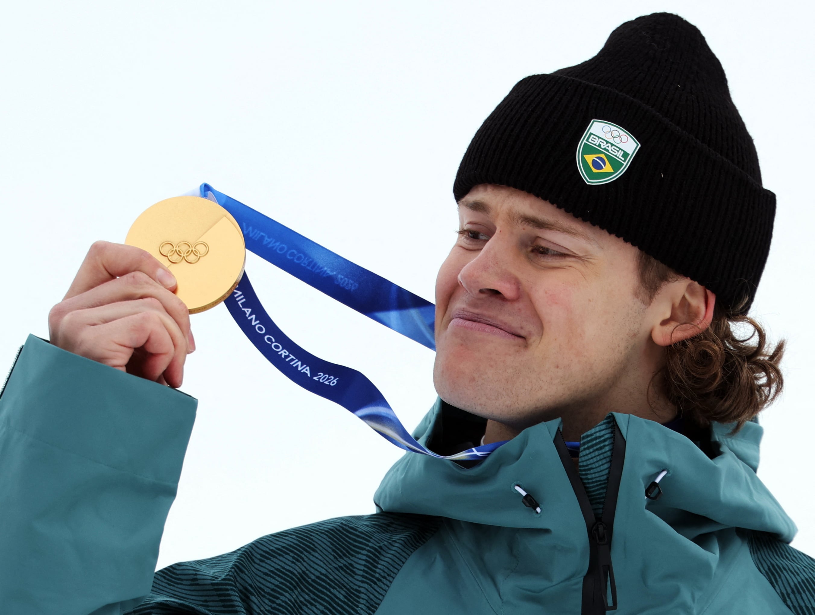 Lucas Pinheiro, el esquiador rebelde apasionado de la moda y de la música, logra una histórica medalla de oro para el esquí alpino brasileño