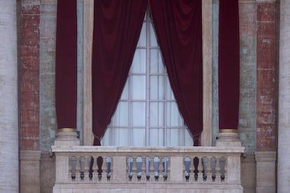 Balcón central de la basílica de San Pedro donde se espera salga el nuevo Papa.